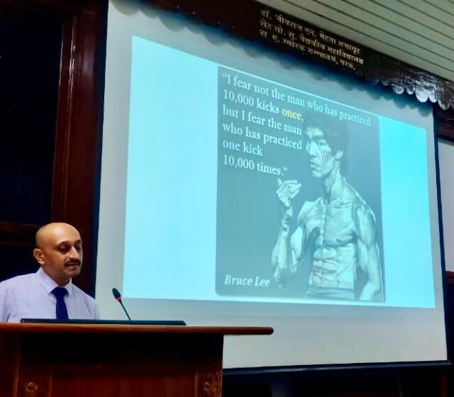 Delivering a lecture on “Laparoscopic Suturing” at KEM Hospital, Seth GS Medical College.